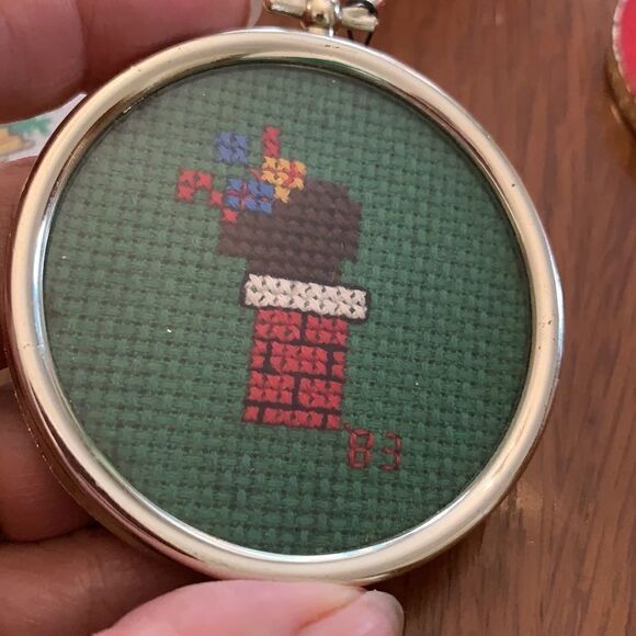 4 vintage round gold framed embroidered Christmas tree ornaments - Picture 5 of 6